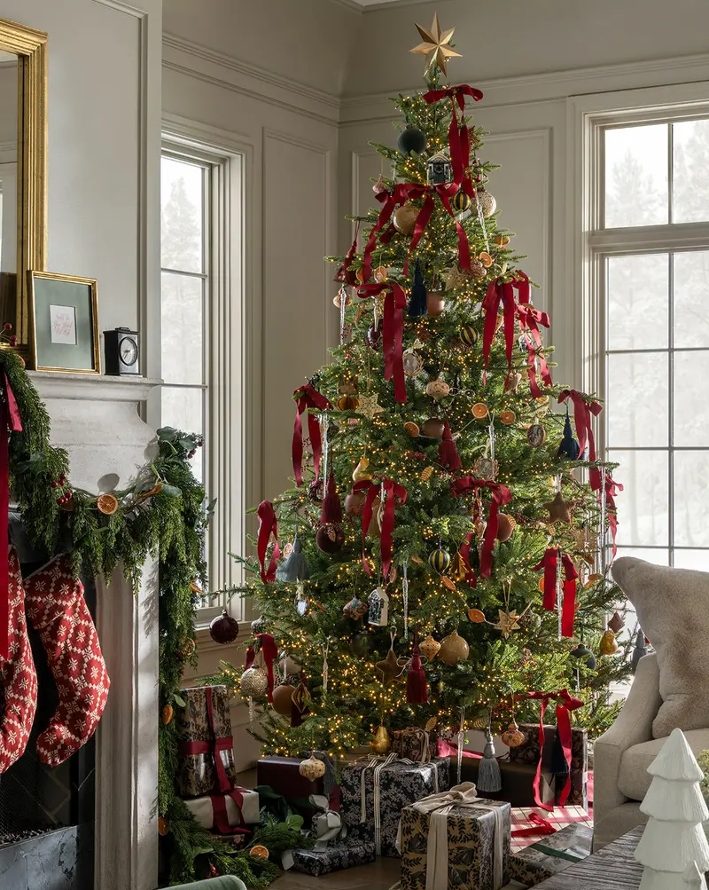 Classic Pre-Lit Artificial Christmas Tree 1
